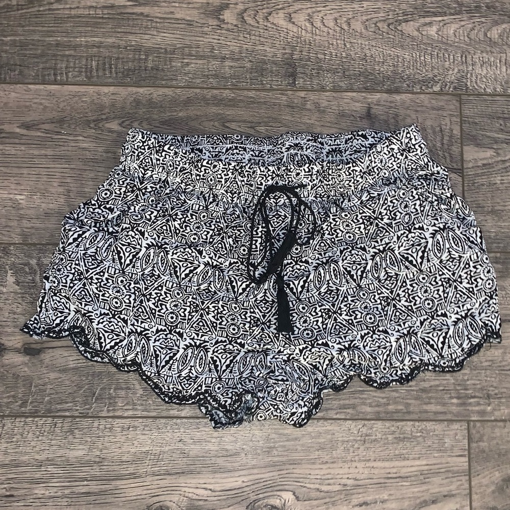 Aeropostale Black&White Aztec Tribal Scallop Short